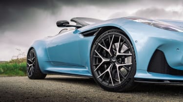 Aston Martin DB12 Volante